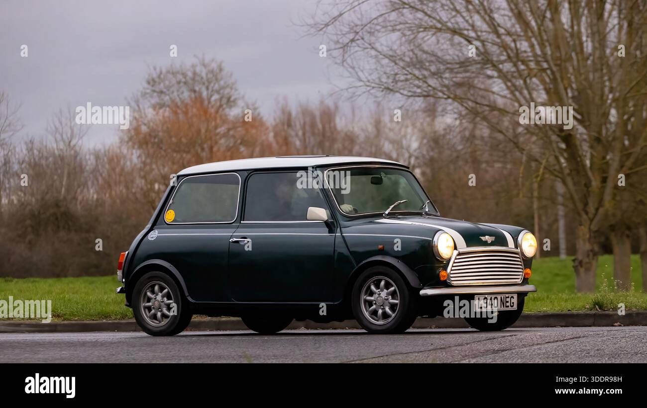 Milton Keynes, Bucks, Regno Unito - 1 gennaio 2026: 1993 Rover Mini Classic verde che guida su una strada britannica Foto Stock