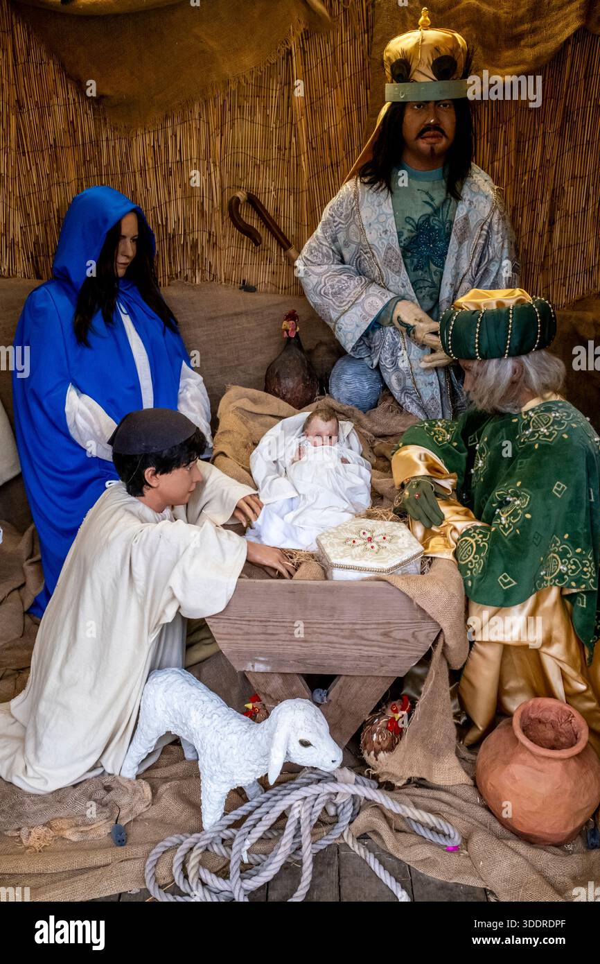 A Nativity Scene in the Grounds of Canterbury Cathedral at Christmas Time, Canterbury, Kent, Regno Unito. Foto Stock