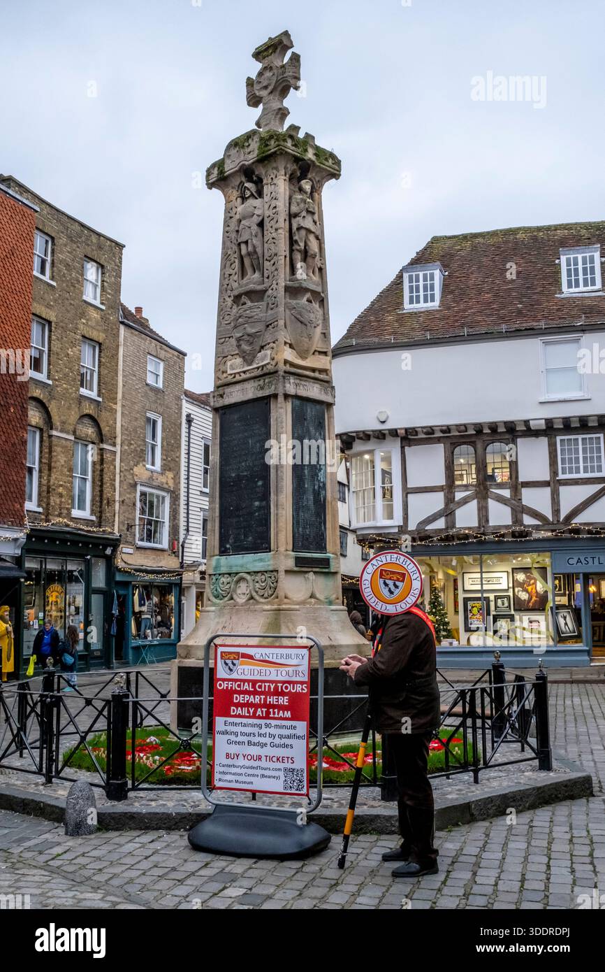 Una guida turistica aspetta che i turisti arrivino per Un tour della città di Canterbury, Canterbury, Kent, Regno Unito. Foto Stock