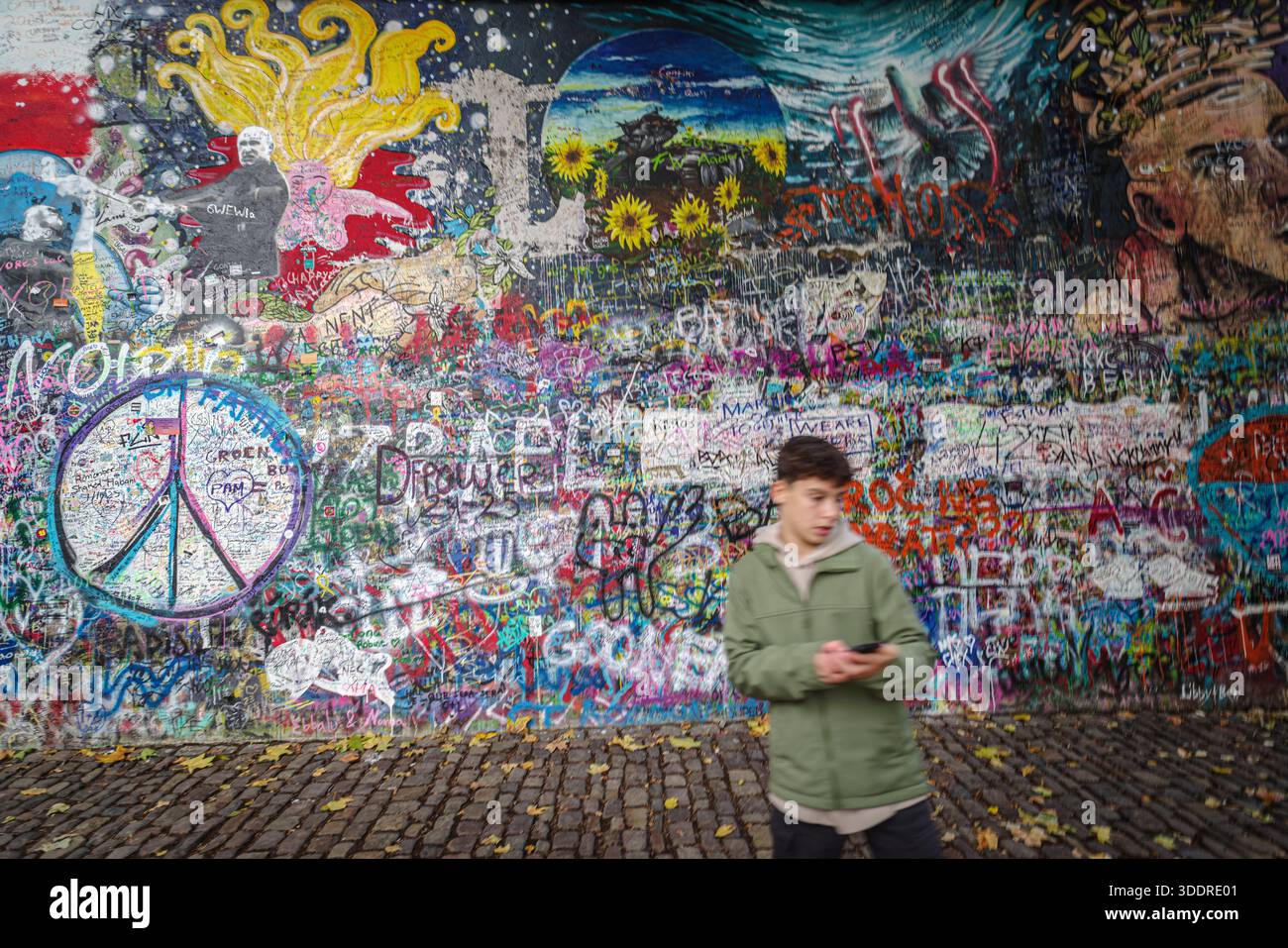 Muro dedicato a John Lennon a Praga oggi è un punto di interesse turistico Foto Stock