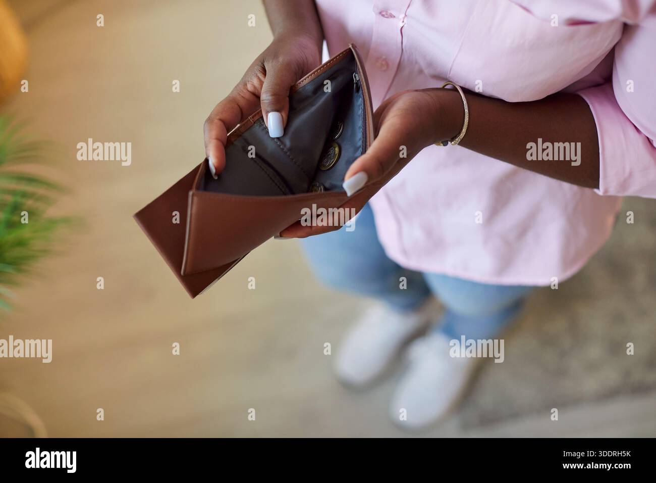 Donna afroamericana irriconoscibile con portafoglio vuoto, primo piano Foto Stock