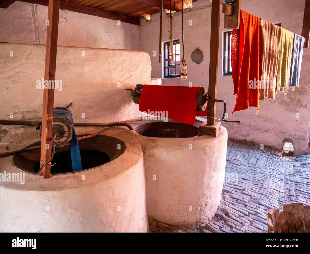 Interno dello storico laboratorio di tintura con tintorie e tintorie al museo Farvergården nella città vecchia di Ebeltoft, Jutland, Danimarca Foto Stock