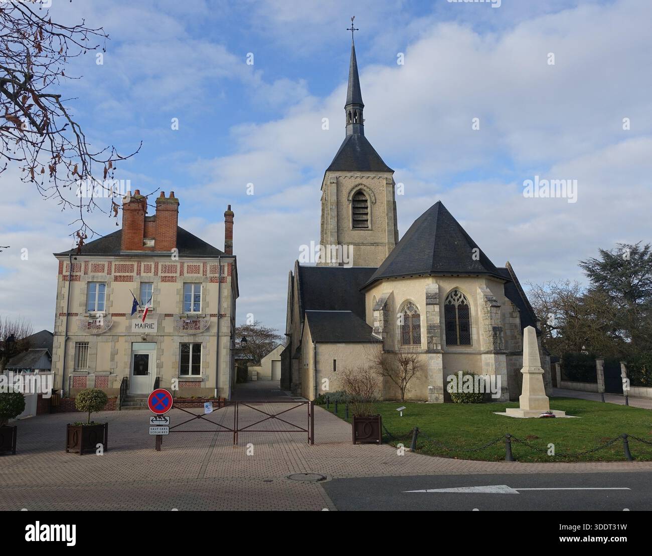 Il municipio accanto alla chiesa, in un villaggio nella Valle della Loira, un'immagine tradizionale della Francia Foto Stock