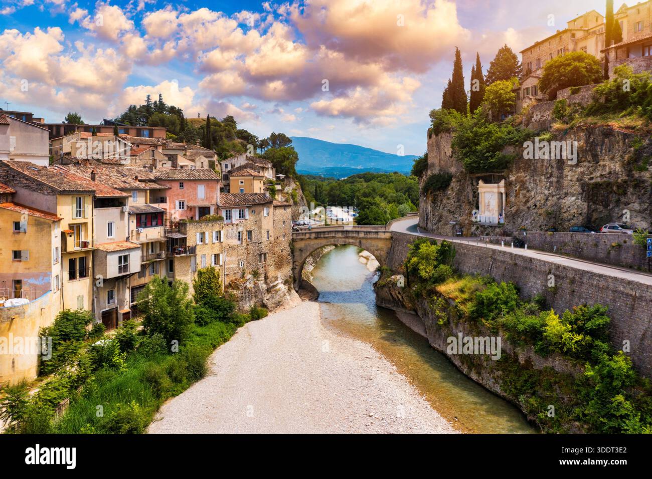 Vaison la Romaine la città medievale, arroccata sulla scogliera rocciosa, Provenza, Francia. Incredibile città vecchia di Vaison-la-Romaine, Vaucluse, provenzale Foto Stock