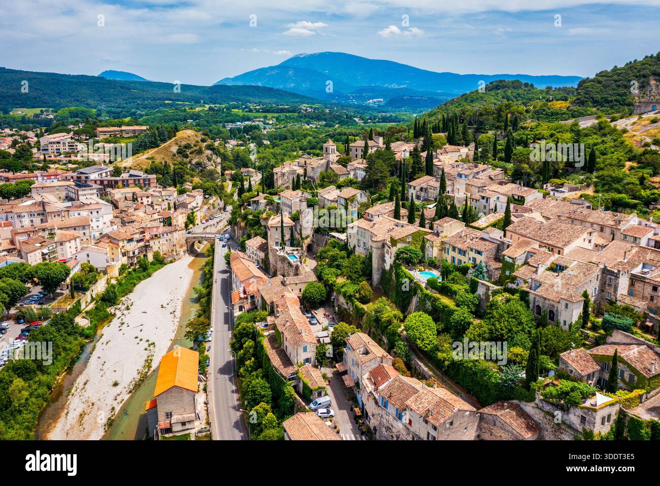 Vaison la Romaine la città medievale, arroccata sulla scogliera rocciosa, Provenza, Francia. Incredibile città vecchia di Vaison-la-Romaine, Vaucluse, provenzale Foto Stock