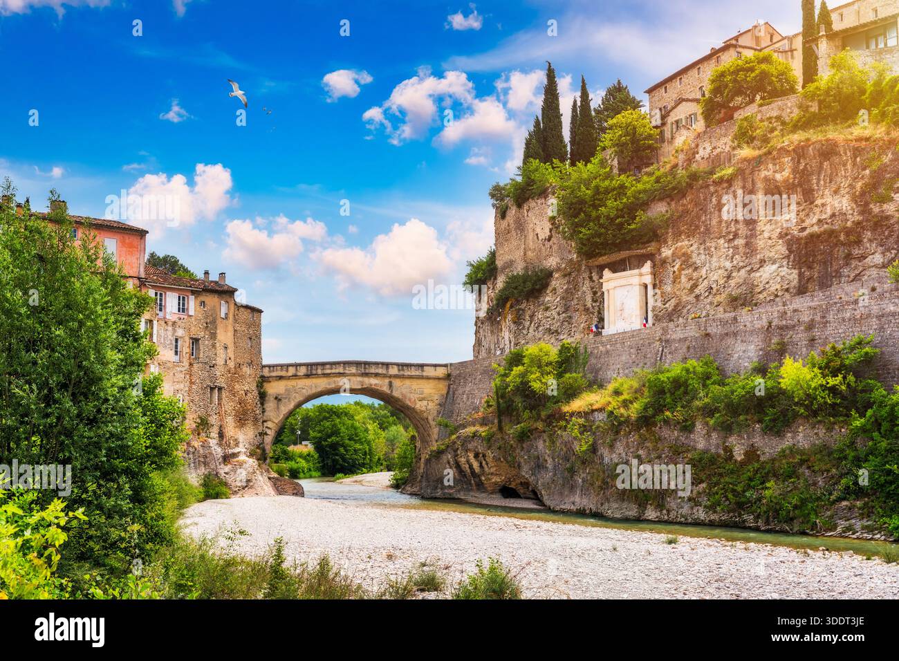 Vaison la Romaine la città medievale, arroccata sulla scogliera rocciosa, Provenza, Francia. Incredibile città vecchia di Vaison-la-Romaine, Vaucluse, provenzale Foto Stock