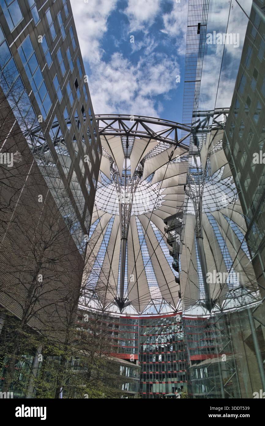 Berlino-Germania-15 aprile 2025, l'iconica struttura del tetto a membrana a trazione copre la piazza centrale del complesso Sony Center a Potsdamer Platz a Ber Foto Stock