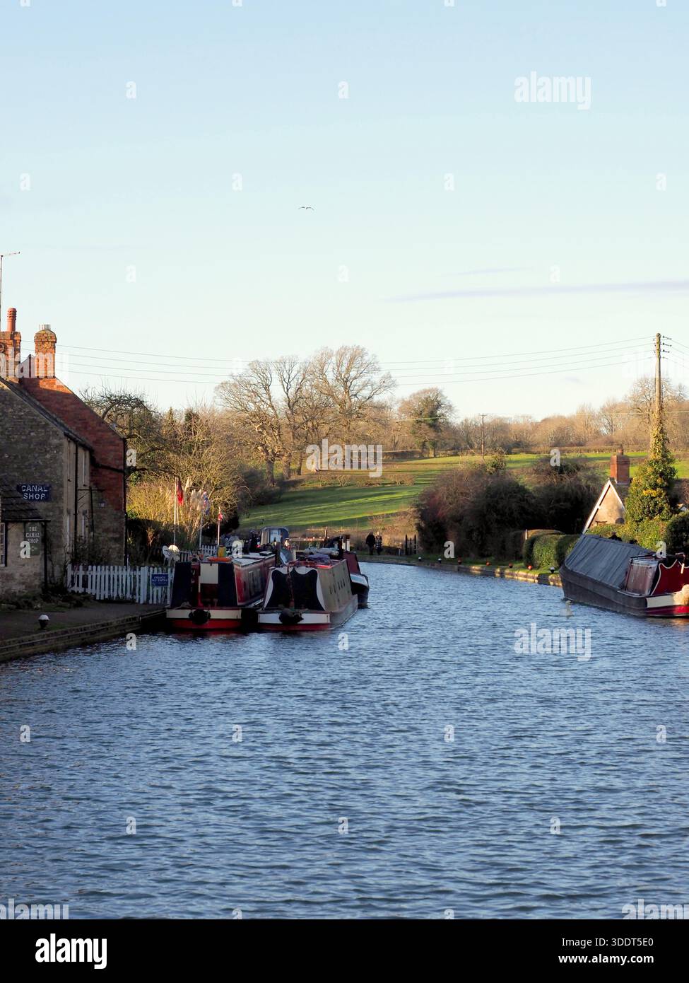 Vista del Grand Union Canal, Stoke Bruerne, Northamptonshire, Regno Unito Foto Stock