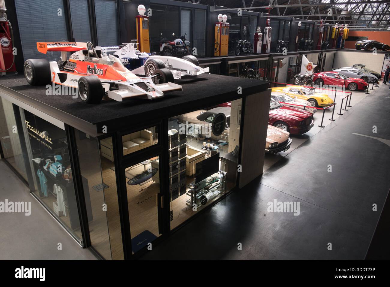 BERLINO-Germania-16 aprile 2025, esposizione di auto storiche di F1, tra cui un modello vintage livato Marlboro e una BMW Sauber, in mostra insieme alla classica A. Foto Stock