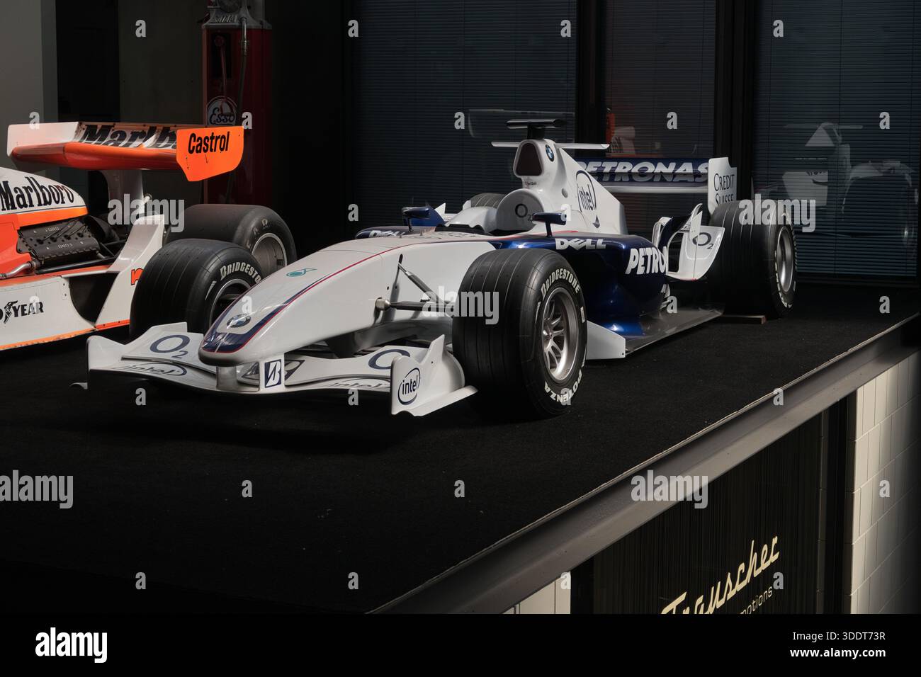 BERLINO-Germania-16 aprile 2025, una storica auto da corsa BMW Williams di Formula 1, con sponsor come Petronas, Intel e Credit Suisse, in mostra dur Foto Stock