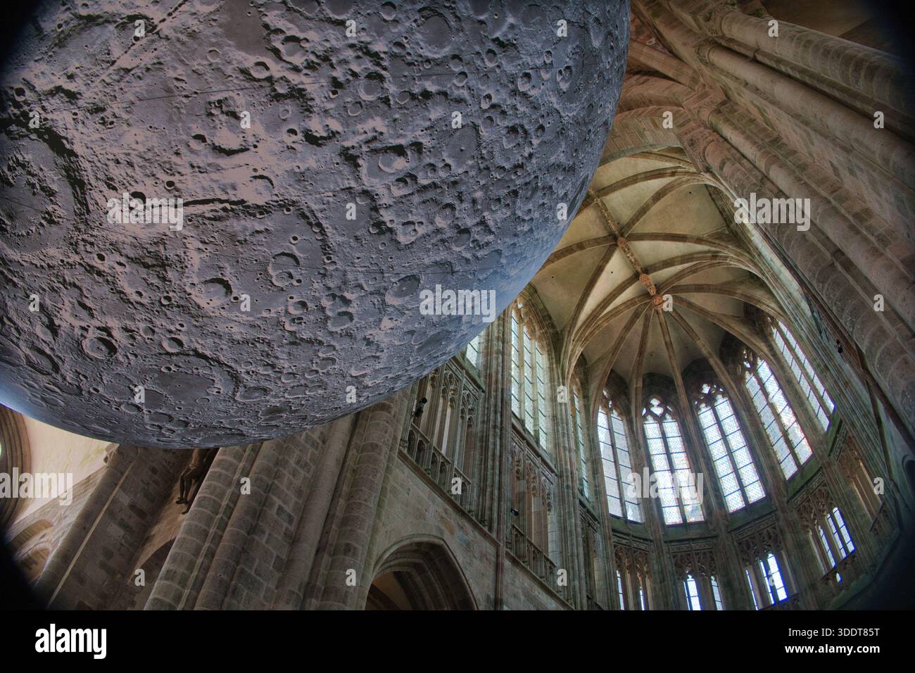 Installazione della Luna all'interno della storica chiesa gotica; spettacolare vista grandangolare di un modello grande e dettagliato o proiezione della Luna sospesa all'interno del cielo Foto Stock
