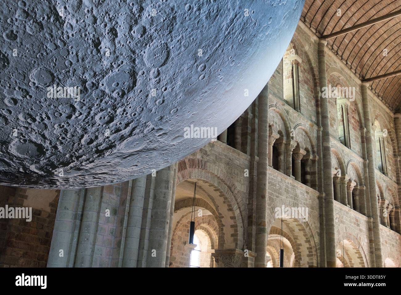 Installazione della Luna all'interno della storica chiesa gotica; spettacolare vista grandangolare di un modello grande e dettagliato o proiezione della Luna sospesa all'interno del cielo Foto Stock