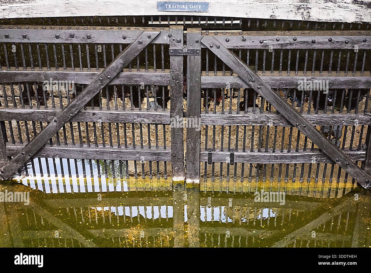 Londra Regno Unito 04-11-2024 Traitors Gate, un ingresso storico alla Torre di Londra, dove i prigionieri venivano portati in barca. L'acqua riflette l'imponente Foto Stock