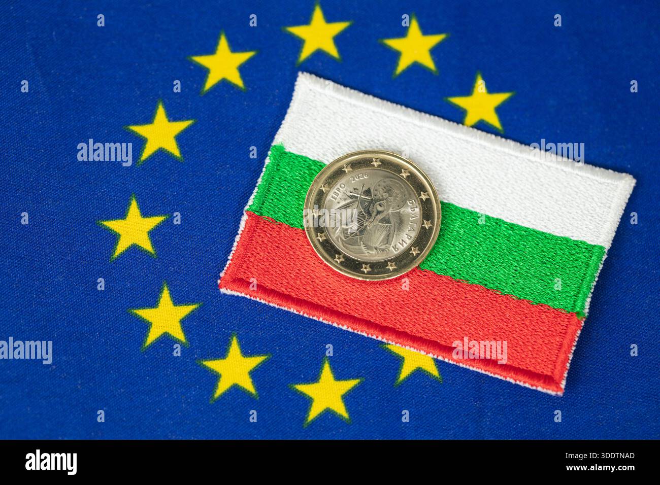 Nuova moneta da 1 euro dalla Bulgaria. Simbolo della Bulgaria e dell'Unione europea. Concetto di adesione alla zona euro. Euro con design bulgaro Foto Stock