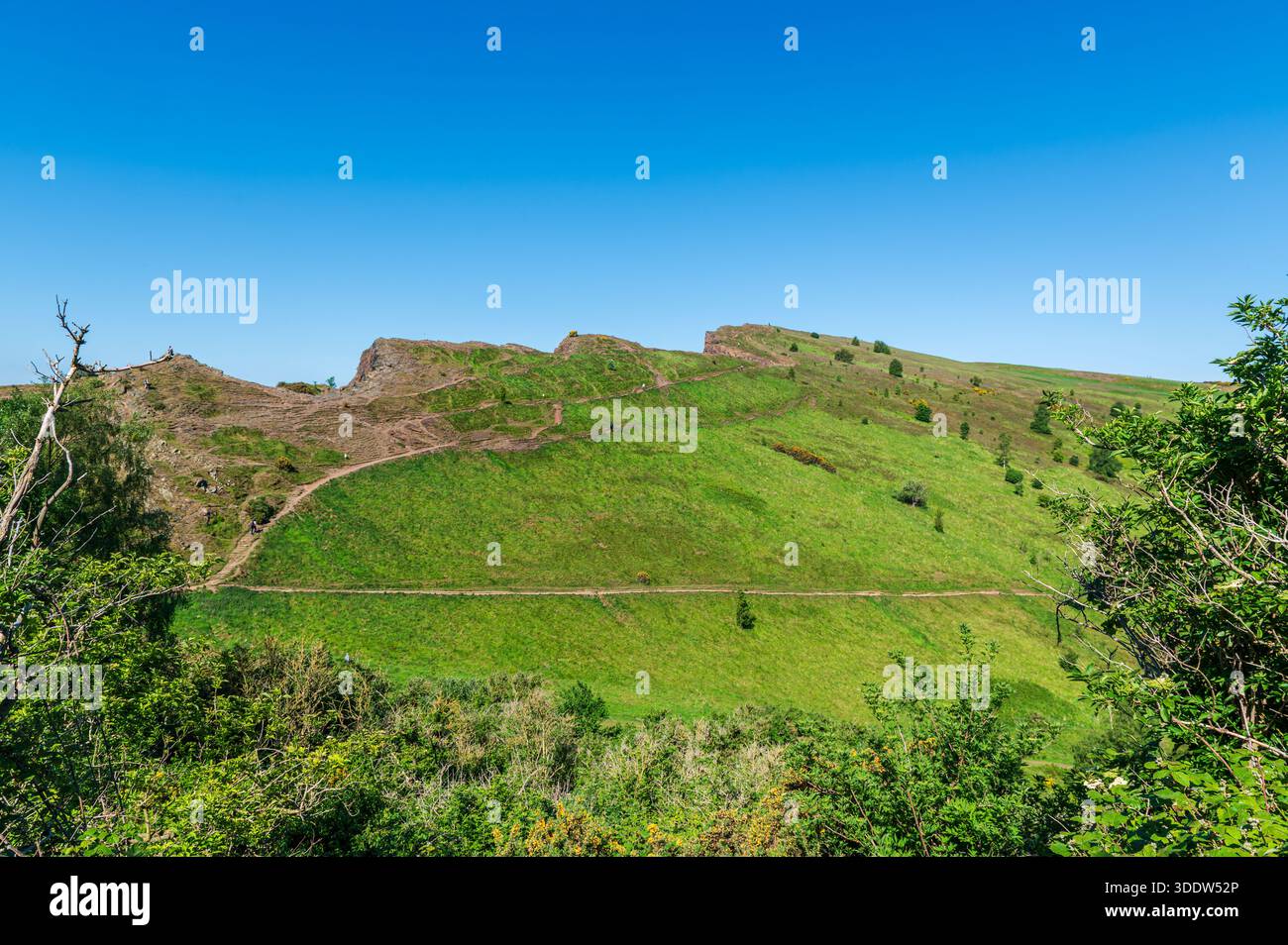 Salisbury Crags vista dal sentiero escursionistico Arhtur's Seat, giorno di sole, Edimburgo, Scozia Foto Stock
