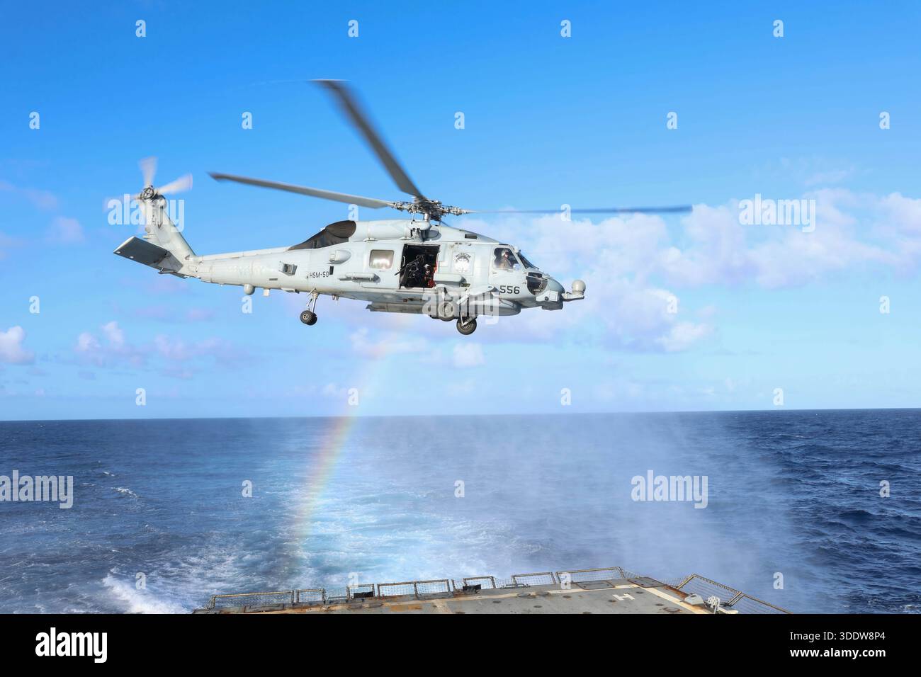 UN elicottero MH-60R Seahawk, assegnato all'Helicopter Maritime Strike Squadron 50, parte dal cacciatorpediniere missilistico guidato classe Arleigh Burke USS Thomas Hudner (DDG 116) durante le operazioni di volo mentre era in corso nel Mar dei Caraibi, il 27 dicembre 2025. Le forze militari statunitensi sono dispiegate nei Caraibi a sostegno della missione del Southern Command, delle operazioni dirette dal Dipartimento della Guerra, e delle priorità del presidente di interrompere il traffico illecito di droga e proteggere la patria. (Foto della Marina degli Stati Uniti) Foto Stock