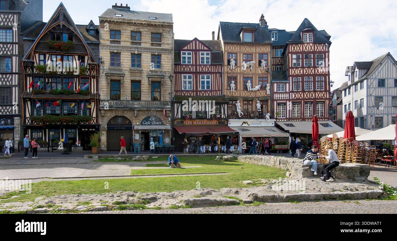 Colorati edifici in legno a Place du Vieux Marché a Rouen, Normandia, Francia Foto Stock