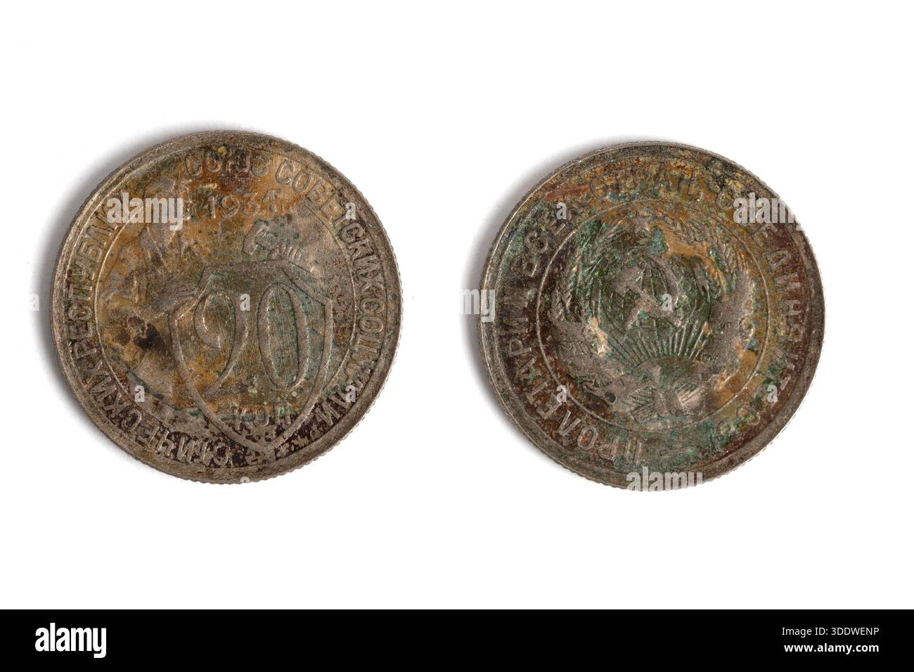 Vecchia moneta sovietica da 20 kopeks datata 1931 con forte ossidazione e patina verde, mostrata dritto e rovescio sul bianco Foto Stock