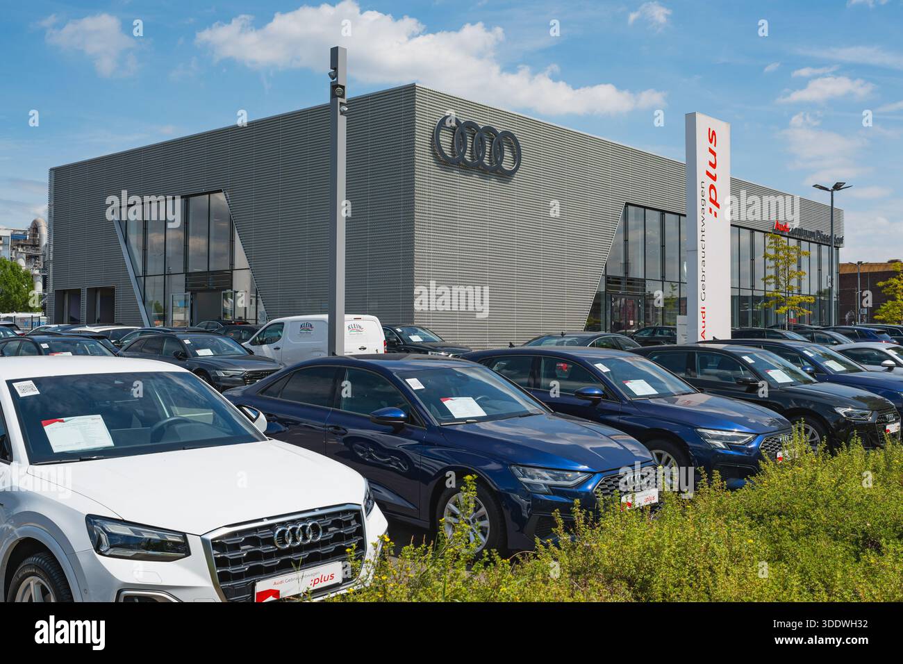 Concessionaria Audi con veicoli nuovi e usati parcheggiati all'esterno Foto Stock