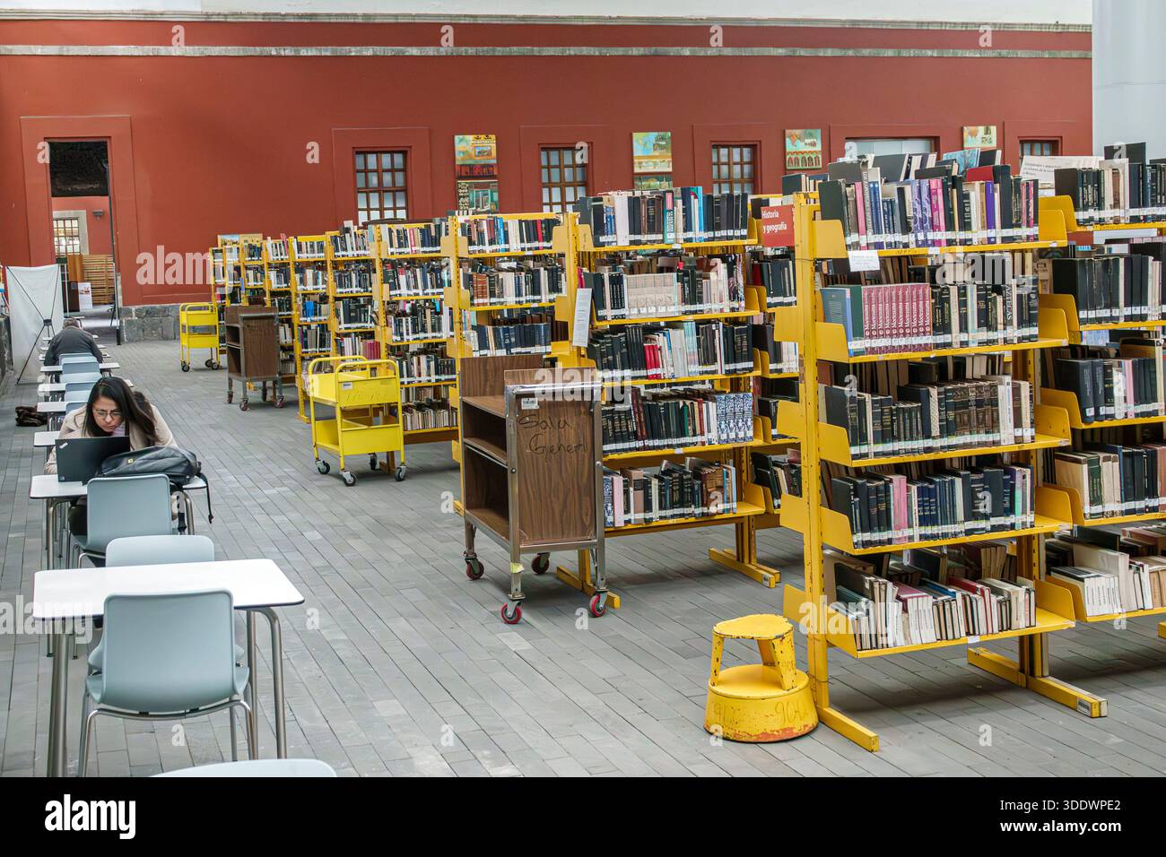 Città del Messico, Messico, centro storico, Biblioteca de Mexico Jose Vasconcelos, area lettura biblioteca, sistema di scaffalature aperte, meta gialla Foto Stock