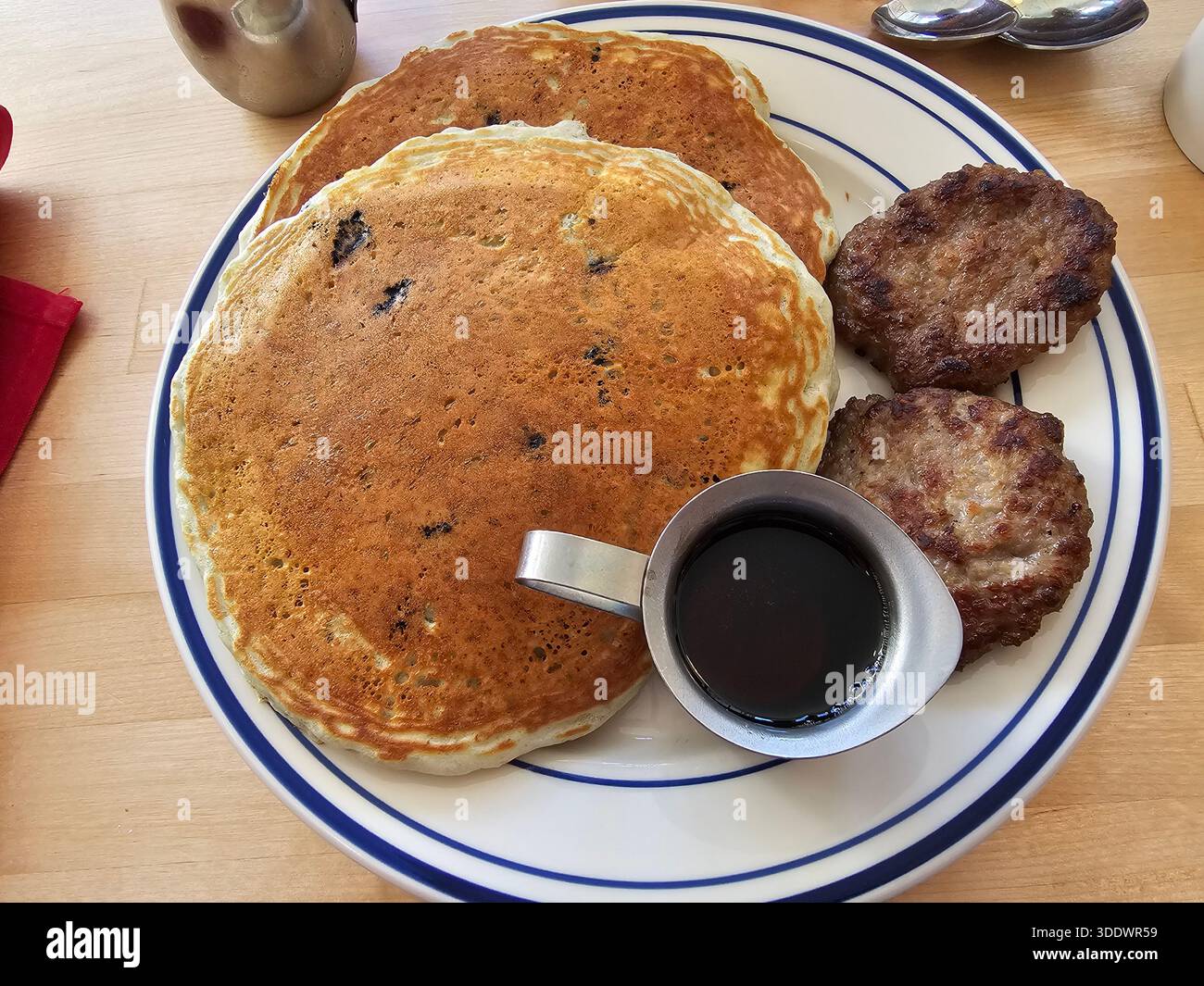 Pancake ai mirtilli con sciroppo e polpettine di salsiccia Foto Stock