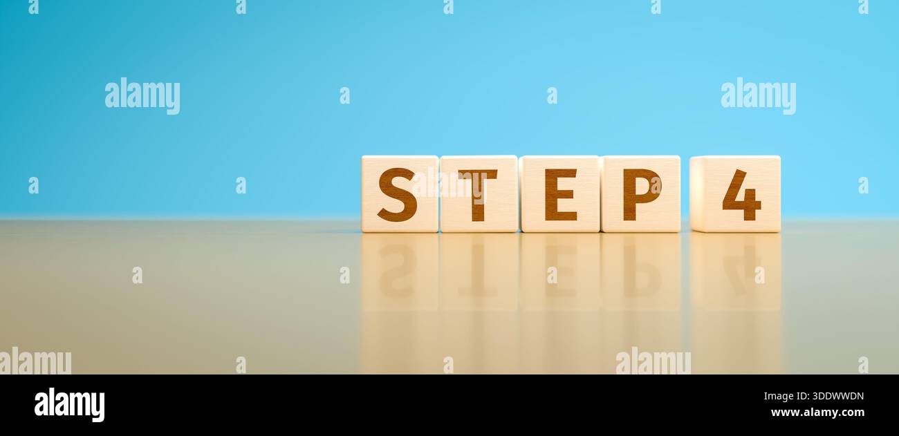Cubi di legno che formano il testo "PASSAGGIO 4". Concetto per le fasi del processo - vedere anche le altre varianti. Foto Stock