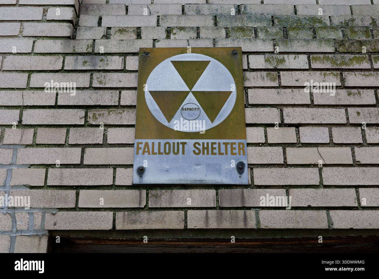 Il Fallout Shelter d'epoca sbiadito si trova sopra l'ingresso di un appartamento nel seminterrato di Manhattan, New York. Reliquia dell'era della Guerra fredda. Foto Stock