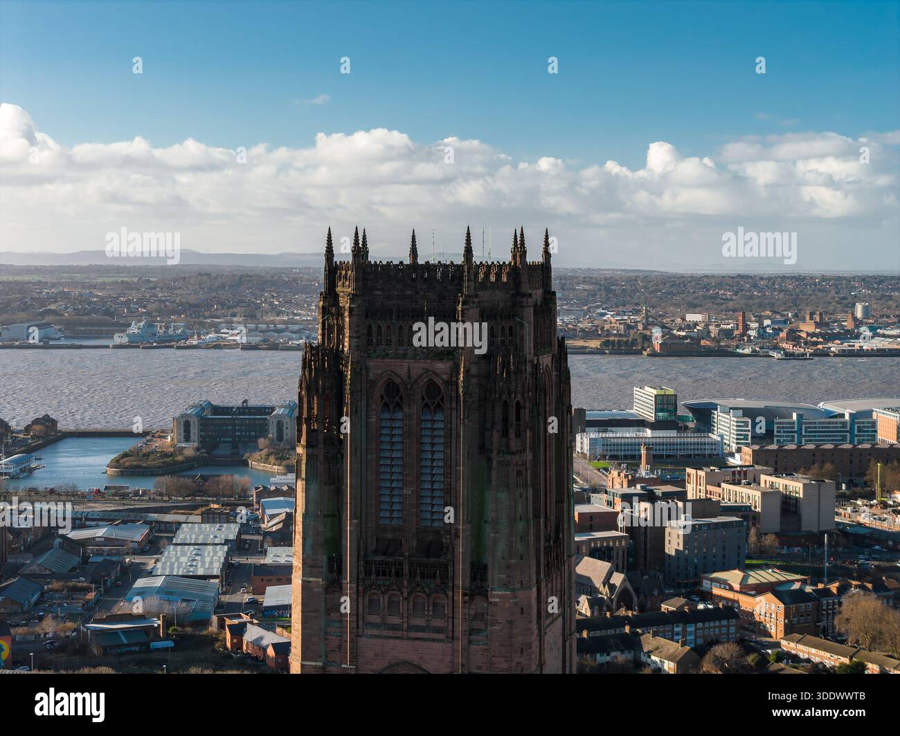 Scena aerea dell'alba a Liverpool, Regno Unito, con la cattedrale di Liverpool, il fiume Mersey, i docklands, moderno fronte mare e Wirral sotto la luce del mattino e Foto Stock