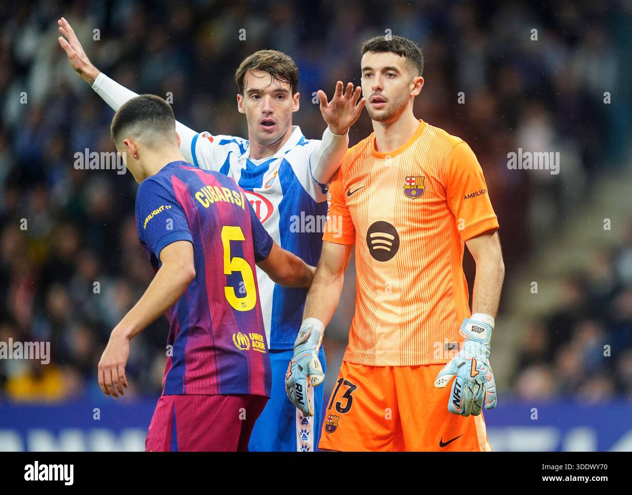 Barcellona, Spagna. 3 gennaio 2026. Urko Gonzalez dell'RCD Espanyol e Joan Garcia dell'FC Barcelona durante la partita della Liga EA Sports tra l'Espanyol e il Barcellona giocata allo stadio RCDE il 3 gennaio 2026 a Barcellona, Spagna. (Foto di Sergio Ruiz/PRESSIN) credito: PRESSINPHOTO SPORTS AGENCY/Alamy Live News Foto Stock