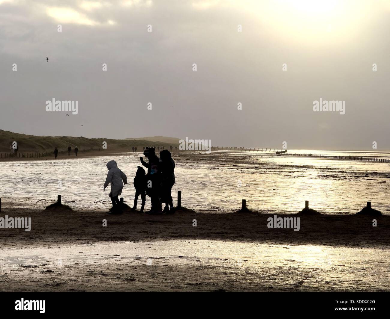 Godetevi una passeggiata sulla spiaggia di Ainsdale in un freddo giorno di inverni nel 2025 - Immagine stock catturata con smartphone