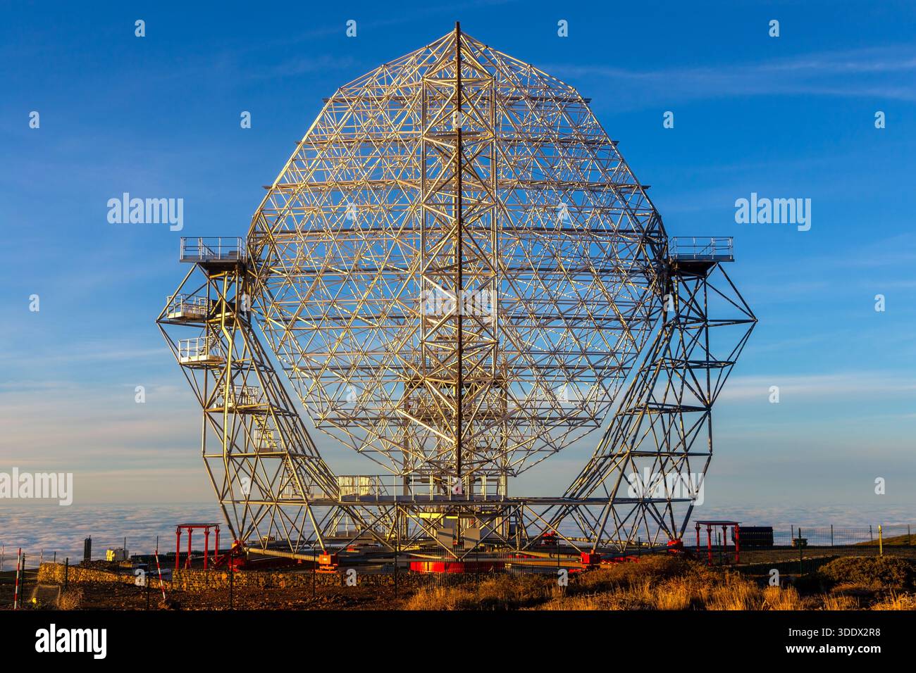 MAGIC Imaging Atmospheric Cherenkov Telescope Dish Structure Vista frontale Roque de los Muchachos Astrophysics Observatory, la Palma Isole Canarie Spagna Foto Stock
