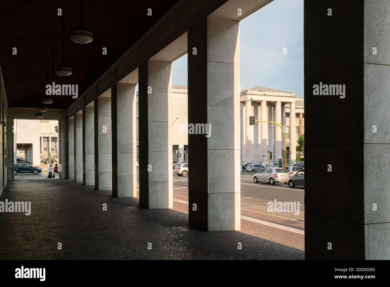 Architettura razionalista italiana e colonne di marmo al complesso Piazza Marconi a Roma, Italia Foto Stock