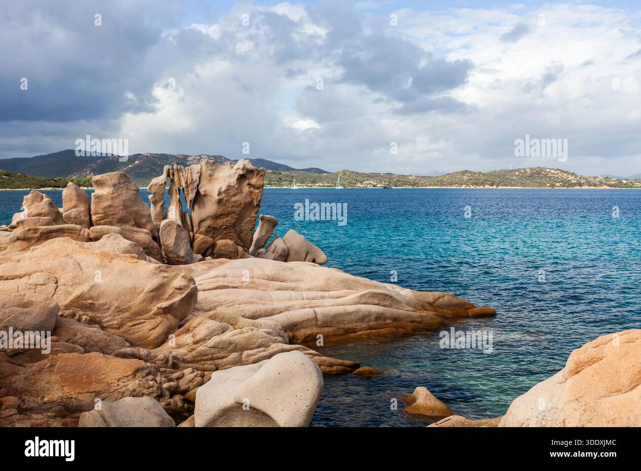 Aspra costa sarda. Natura isolana. Le coste rocciose incontrano il turchese Mar Mediterraneo. Destinazione delle vacanze. Italia. Foto Stock