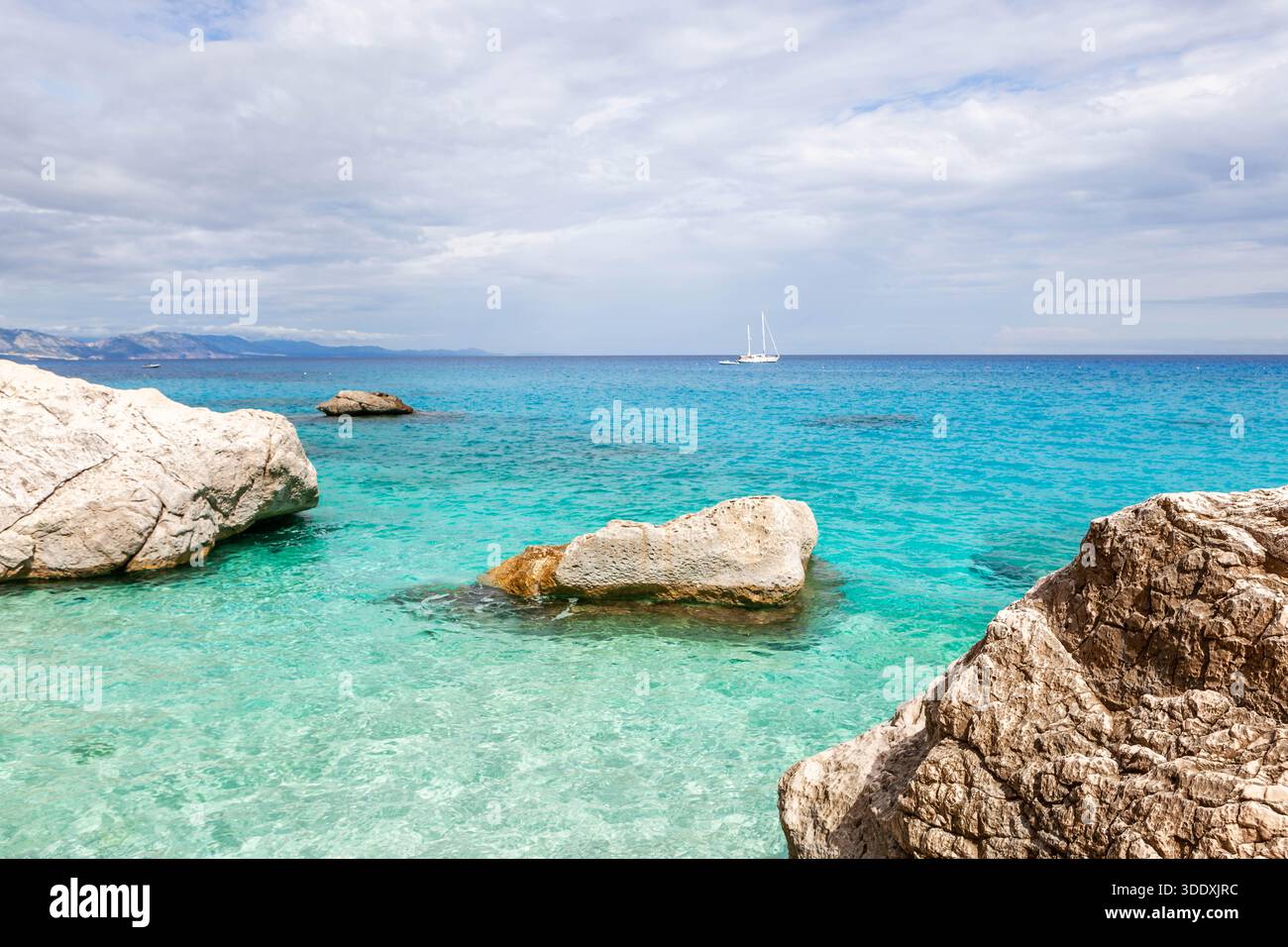 Cala Goloritze. Meraviglioso mare cristallino del Mediterraneo sulla costa orientale della Sardegna, Italia. Acque turchesi smeraldo incredibili, rocce meravigliose e Foto Stock