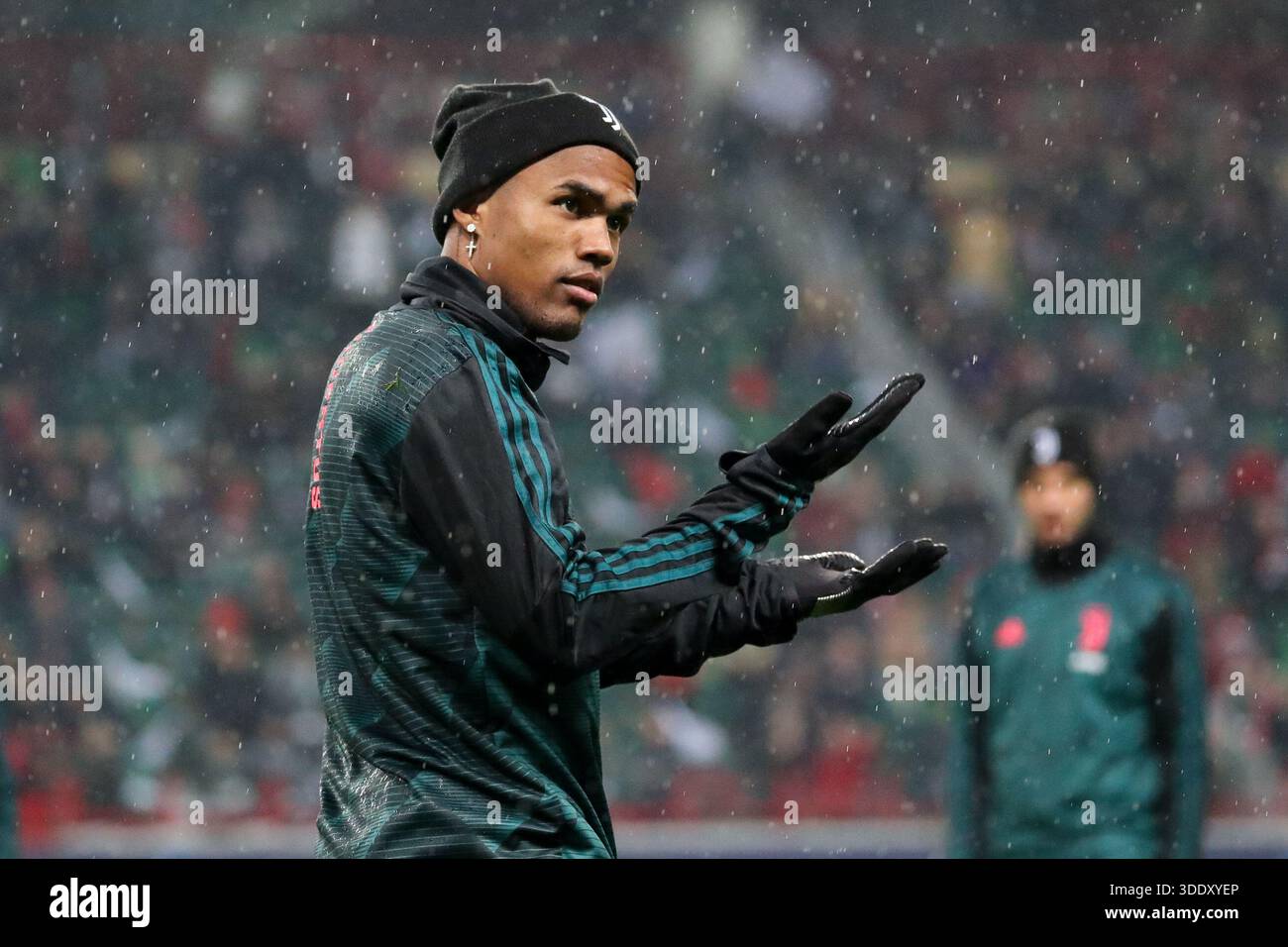 Douglas Costa della Juventus si scalda prima della partita di UEFA Champions League tra Lokomotiv Mosca e Juventus allo stadio Lokomotiv Foto Stock