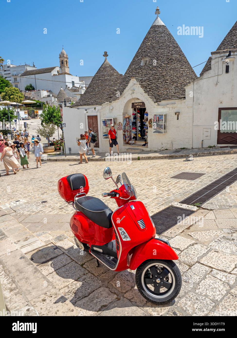 Scooter parcheggiato ad Alberobello Foto Stock