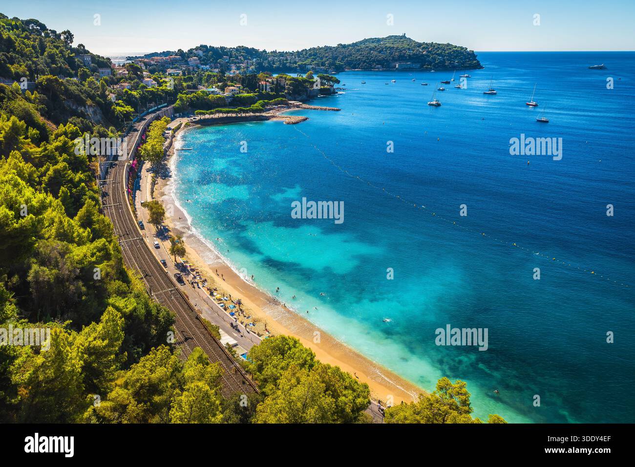 Splendida vista dal punto panoramico con le spiagge azzurre di Villefranche sur Mer, Provenza, Costa Azzurra, Francia, Europa Foto Stock