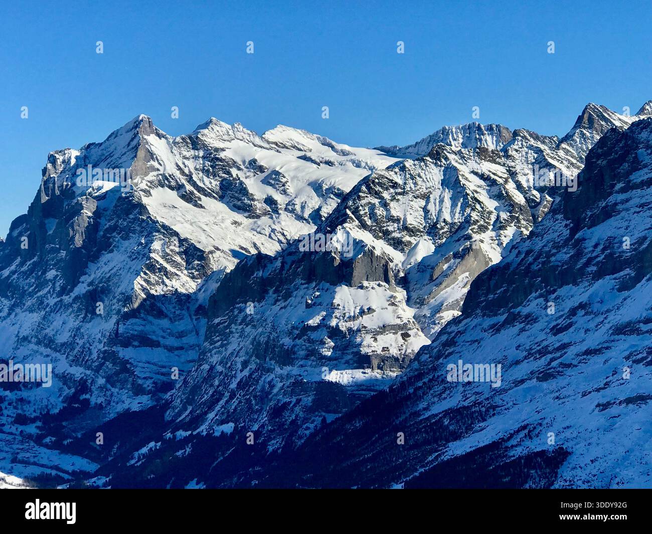 Una potente vista ravvicinata di un impressionante paesaggio montano innevato nelle Alpi svizzere vicino a Wengen nell'Oberland Bernese, in Svizzera Foto Stock