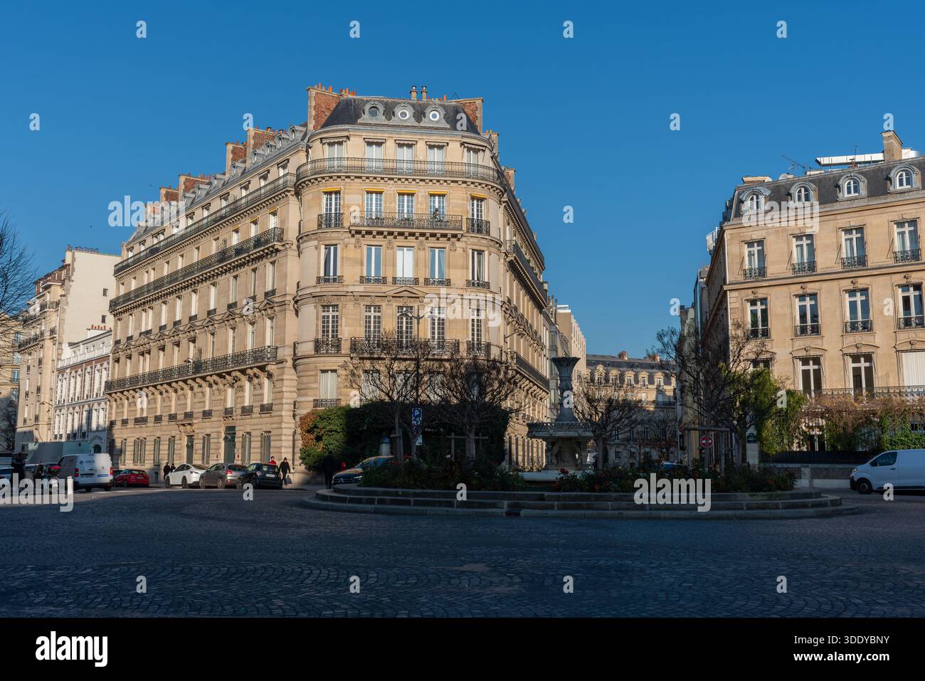 Parigi, Francia, 12.27.2025. Bellissimi appartamenti in Place Francois 1er nell'ottavo arrondissement di Parigi Foto Stock