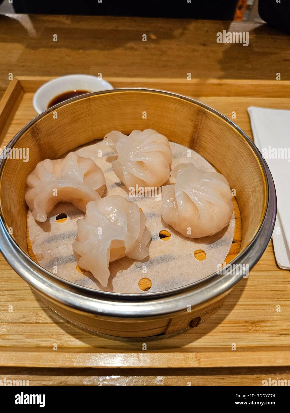 Dim sum cinese cantonese gamberetti Dumpling in cestino di bambù DimSum precotto, Dim-sum precotto. Gnocchi di gamberi. Probabilmente fabbricato in fabbrica da prod di massa Foto Stock