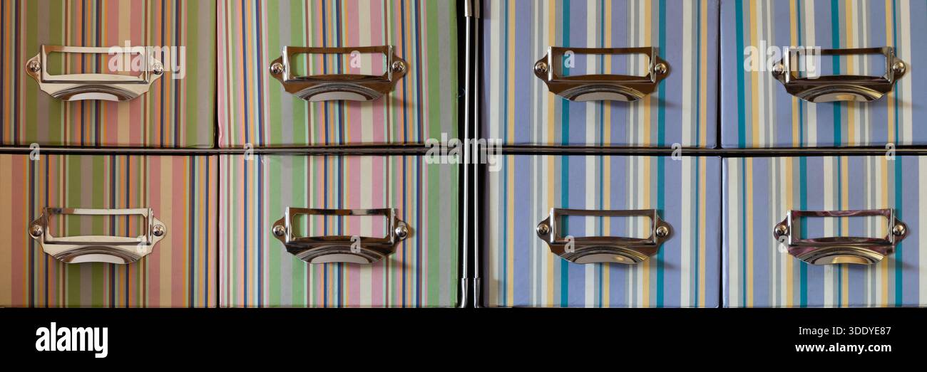 Primo piano di una scatola di cartone per la decorazione Foto Stock