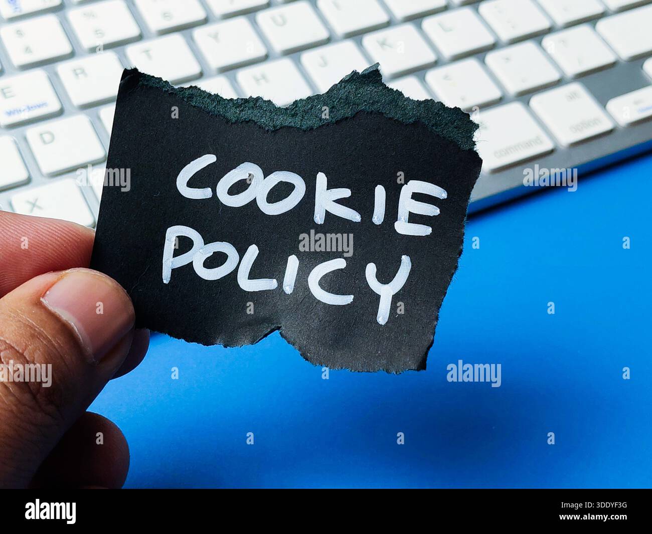Policy di tenuta a mano sui cookie tastiera per computer di accesso per la conformità alla privacy del sito Web e concetto di legge GDPR Foto Stock