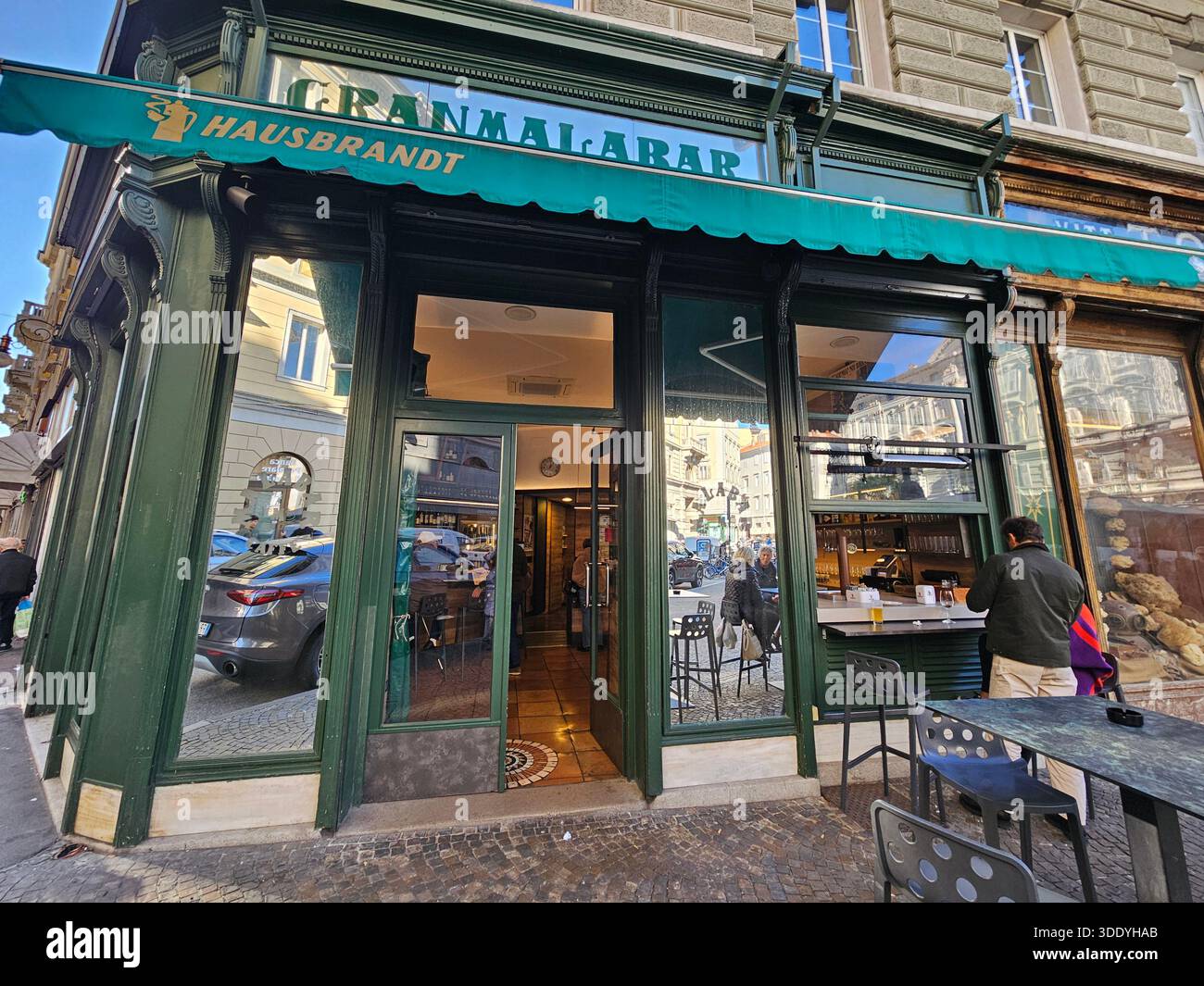 Gran Malabar Trieste, iconico bar di quartiere Trieste, vera istituzione triestina, rilassato bar vecchio stile Italia, tradizionale bar cultura Trieste, clas Foto Stock