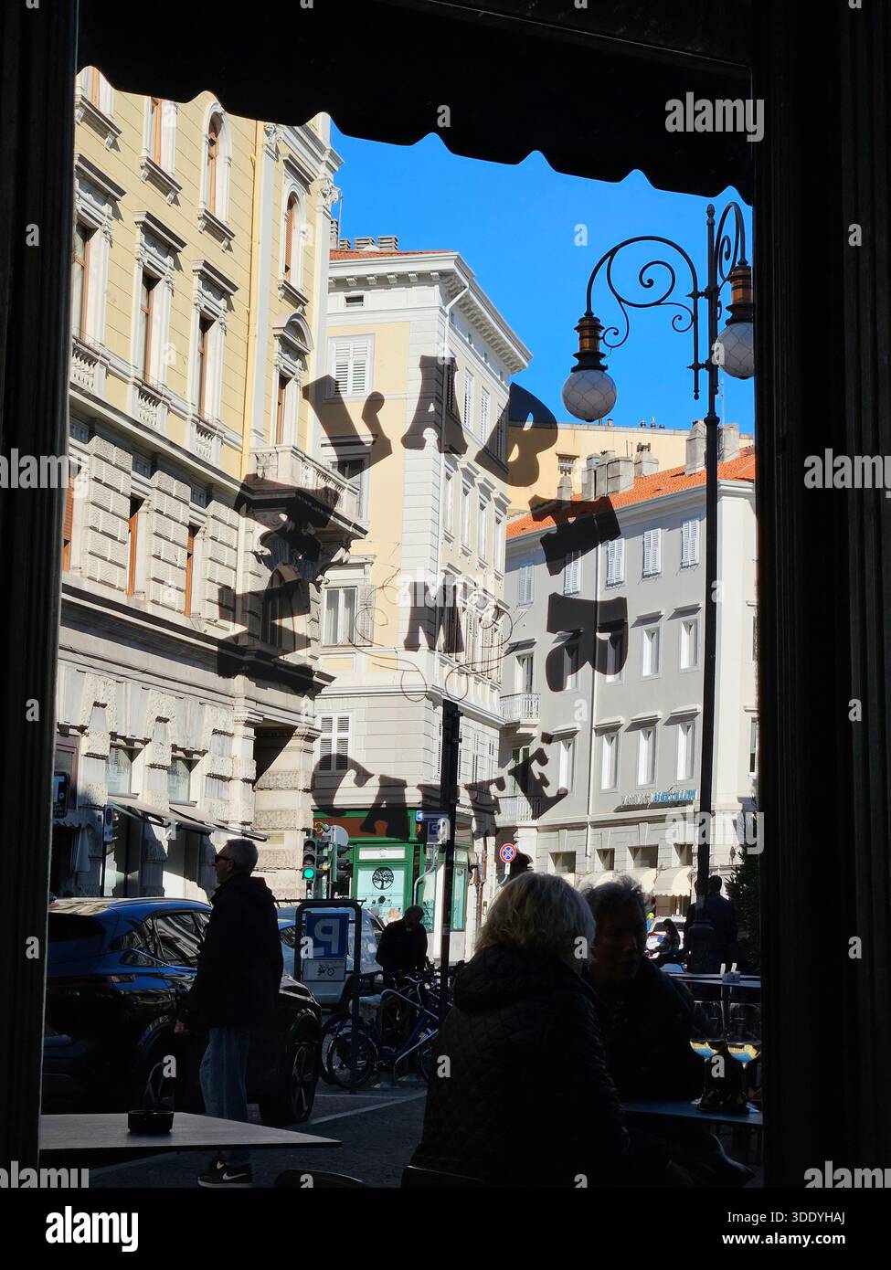 Gran Malabar Trieste, iconico bar di quartiere Trieste, vera istituzione triestina, rilassato bar vecchio stile Italia, tradizionale bar cultura Trieste, clas Foto Stock