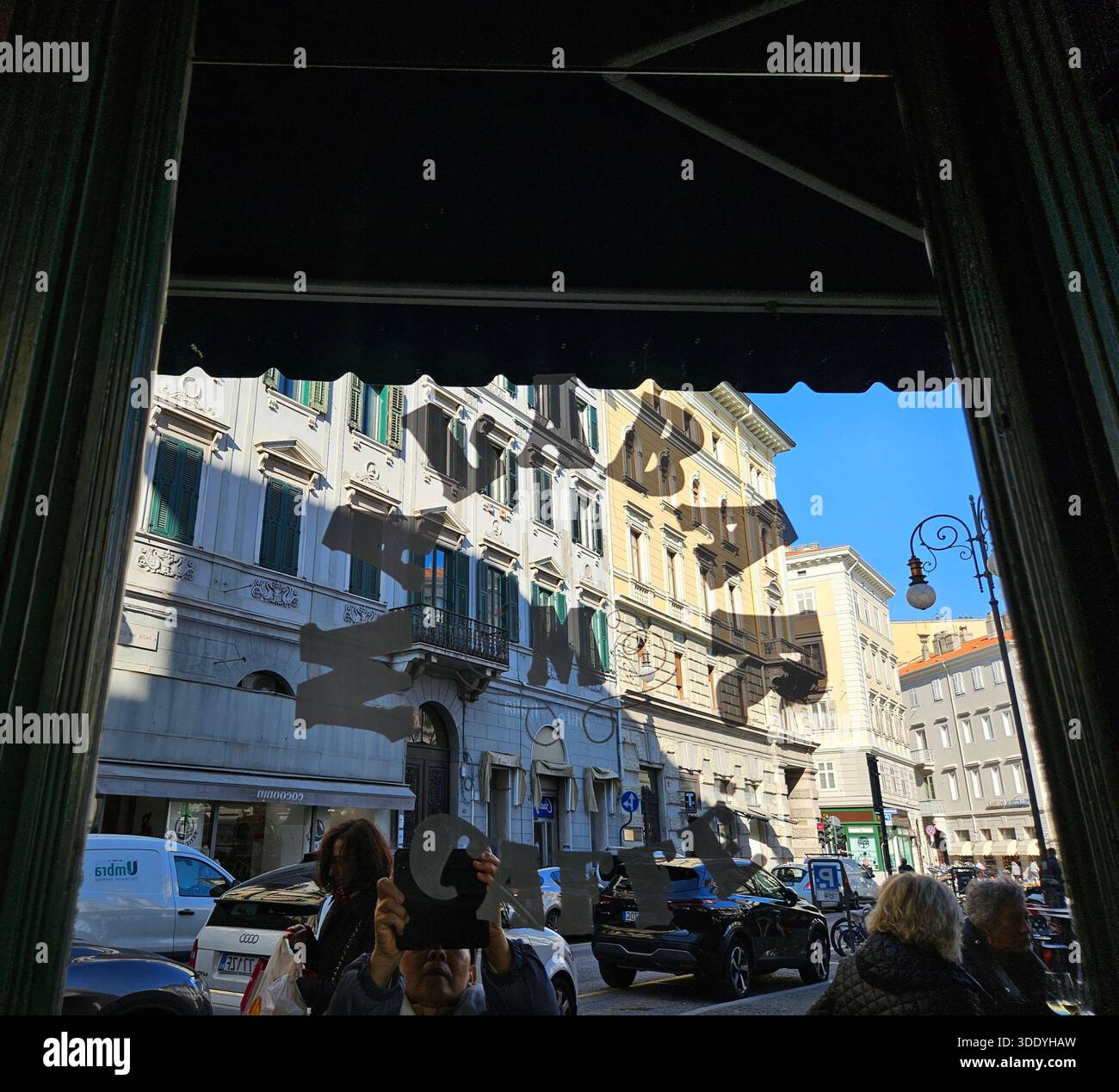 Gran Malabar Trieste, iconico bar di quartiere Trieste, vera istituzione triestina, rilassato bar vecchio stile Italia, tradizionale bar cultura Trieste, clas Foto Stock