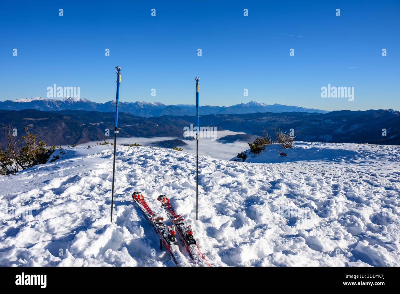 Sci e neve che si affacciano su una montagna Foto Stock