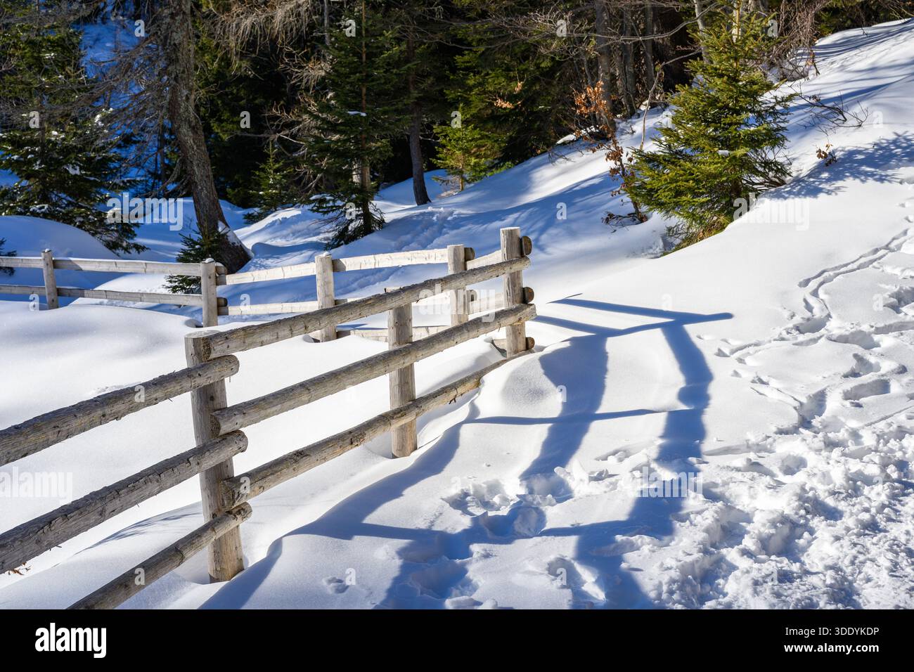 Recinzione in legno nella neve profonda Foto Stock