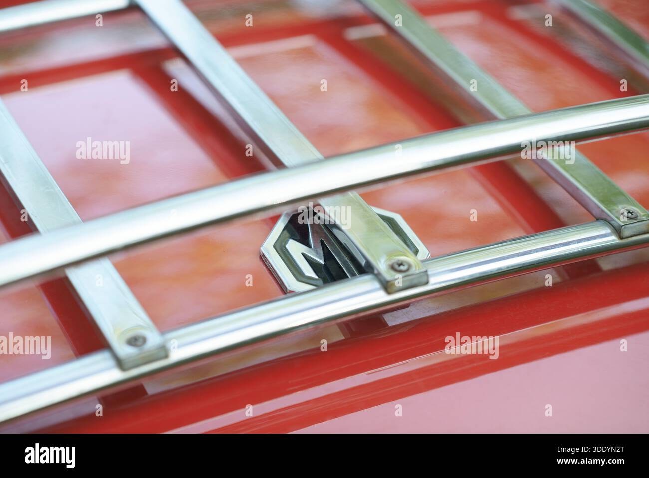 06/07/2025 - Ruse, Bulgaria: Un roadster MG MGB rosso con tetto in tessuto nero e dettagli esterni cromati. Foto Stock