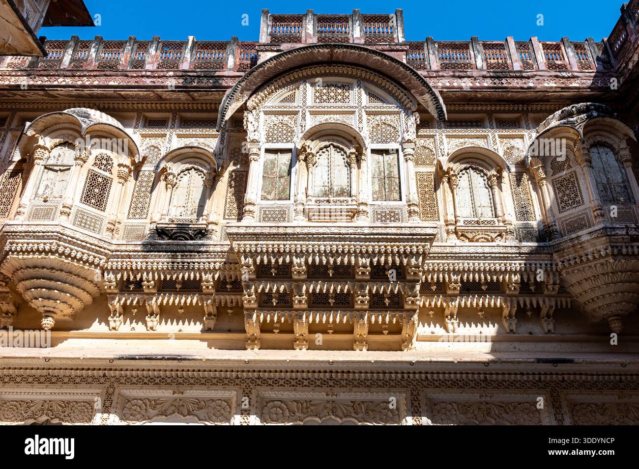 Vista ad angolo basso di una delle facciate del forte di Mehrangarh, Jodhpur, India, senza gente. Foto Stock