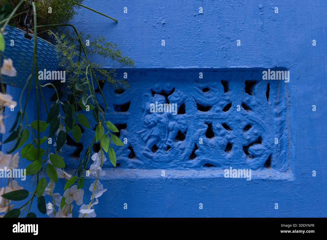 Dettaglio di una vecchia presa d'aria dipinta in blu a Jodhpur, India, senza gente. Foto Stock